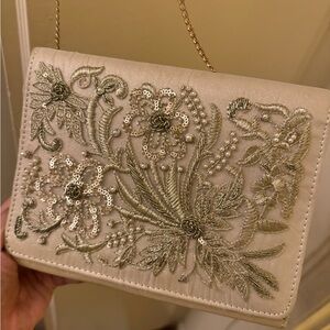 Beauty embroidery clutch